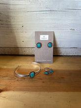 Load image into Gallery viewer, Tuquoise stud Earrings
